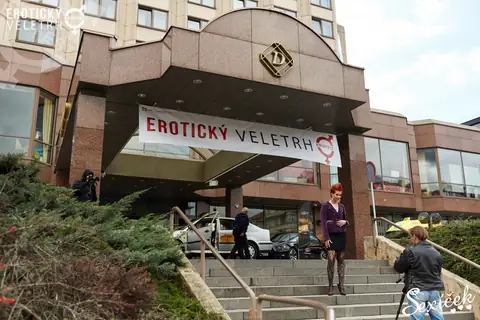 Vstup do hotelu Diplomat s transparentem Erotického veletrhu, ročník 2015