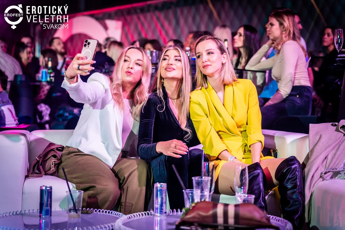 Návštěvnice na bílých pohovkách VIP lounge si pořizují společnou fotku