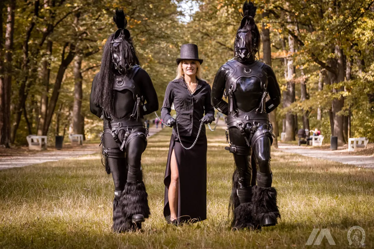 Ilustrační fotografie k článku Aramis a Porthos Black Pearl: Pony Play, fascinující druh fetiše