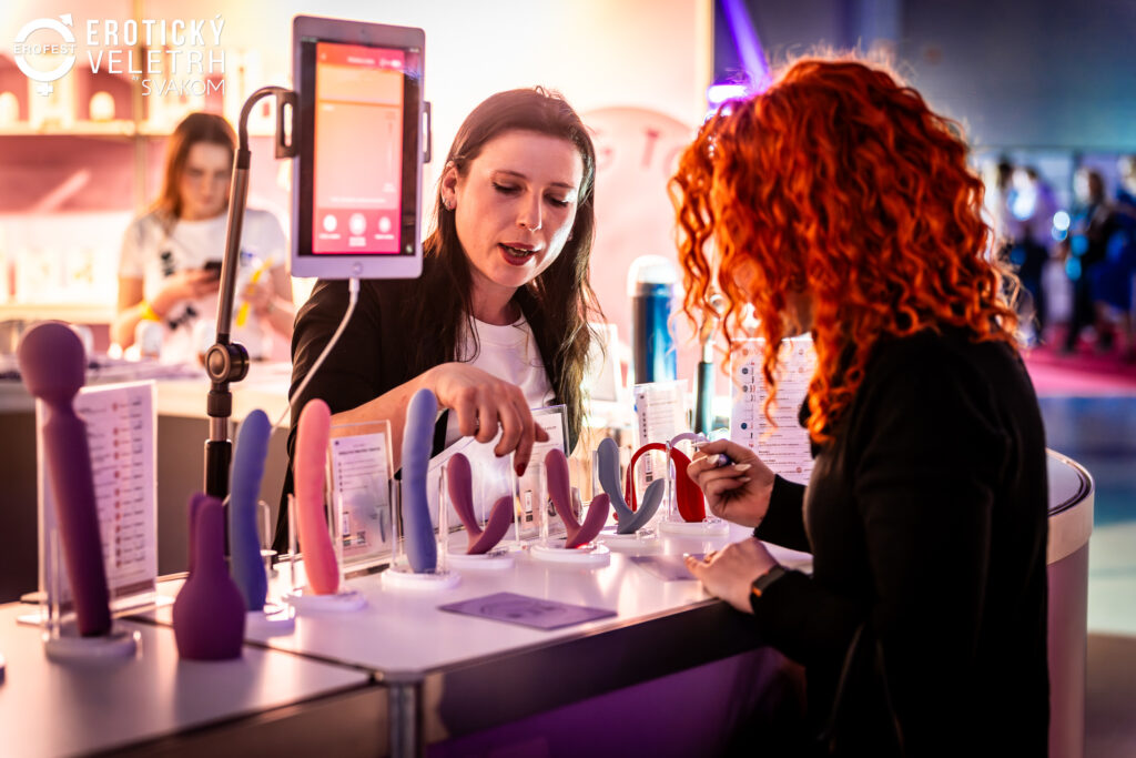 Značkový stůl v expozici Deep Love na EroFestu 2025